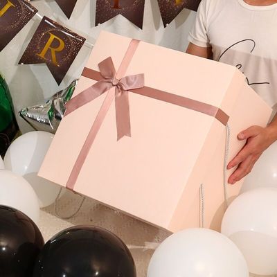 생일 크리스마스를 위해 리본 뚜?? 과 함께 고급 종이 선물 상자